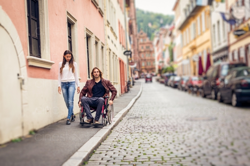 Mann im Rollstuhl geht mit einer Frau spazieren 20160810