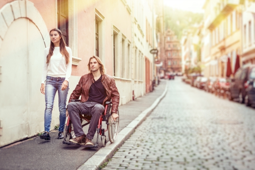 Mann im Rollstuhl geht mit einer Frau spazieren 20160810
