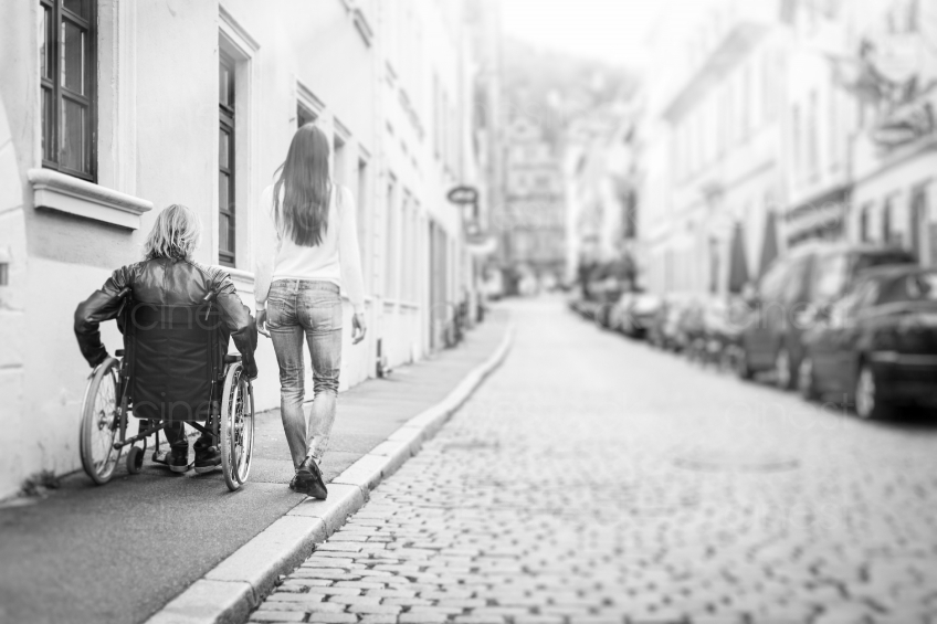 Mann im Rollstuhl geht mit einer Frau spazieren s/w 20160810