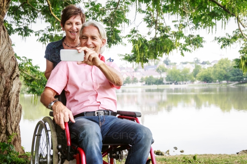 Mann im Rollstuhl macht Selfie mit Frau 20160725-0140 