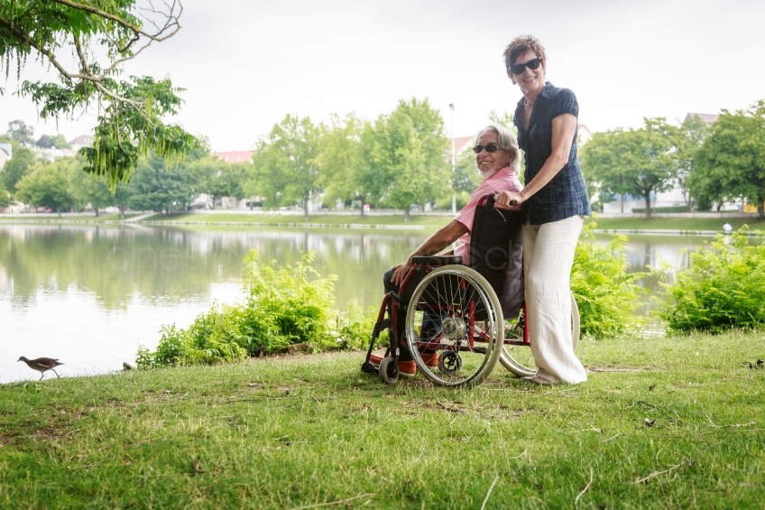 Mann im Rollstuhl mit seiner Frau vor einem See 20160725