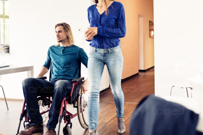 Mann im Rollstuhl neben laufender Frau 20150510-0866 