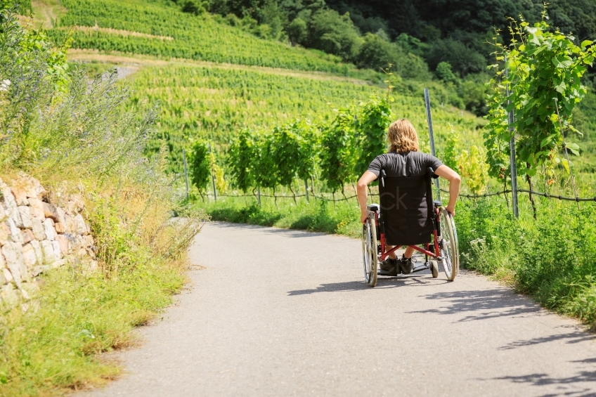 Mann im Rollstuhl unterwegs 20160718