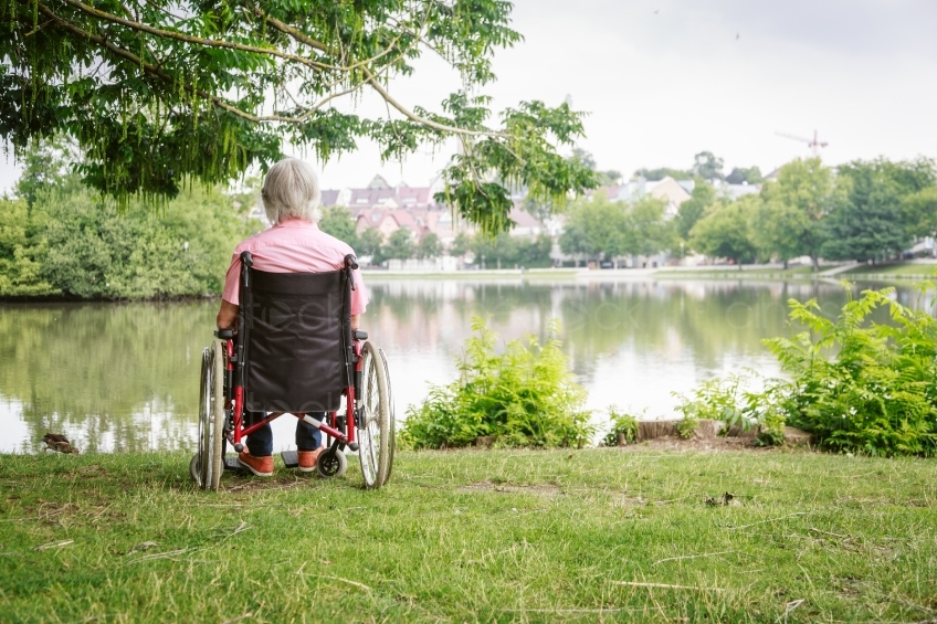 Mann im Rollstuhl vor einem See 20160725