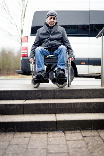 Mann im Rollstuhl vor Treppe 20140120-0962