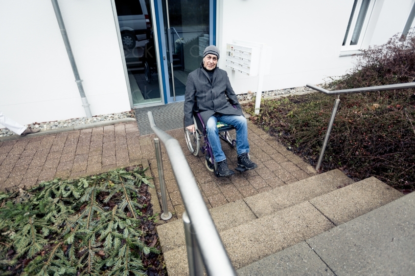 Mann im Rollstuhl vor Treppe 20140120-0974