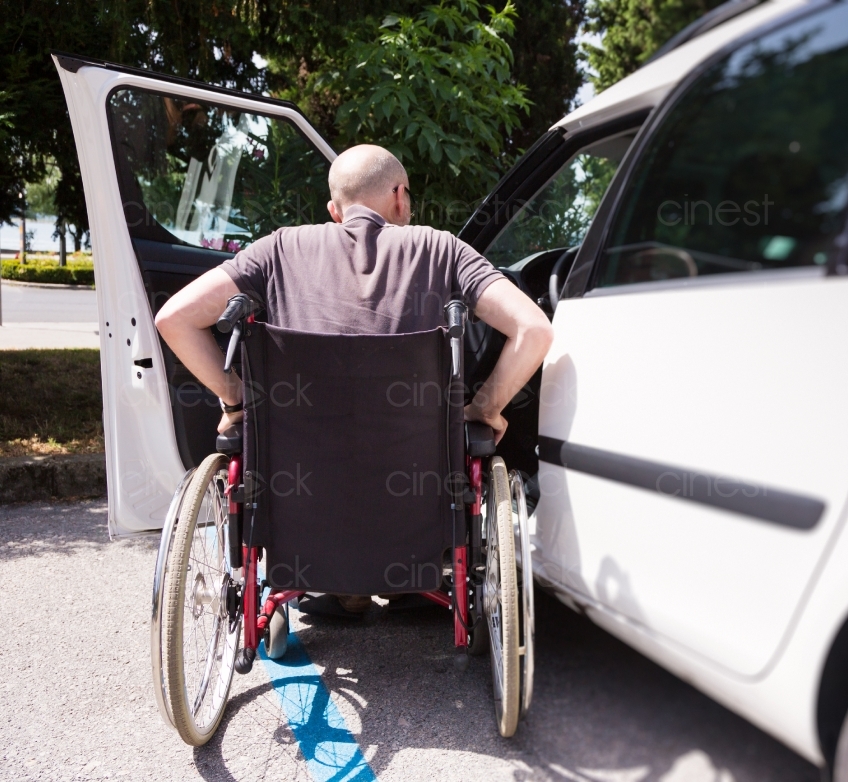 Mann im Rollstuhl will ins Auto 20140709-5104