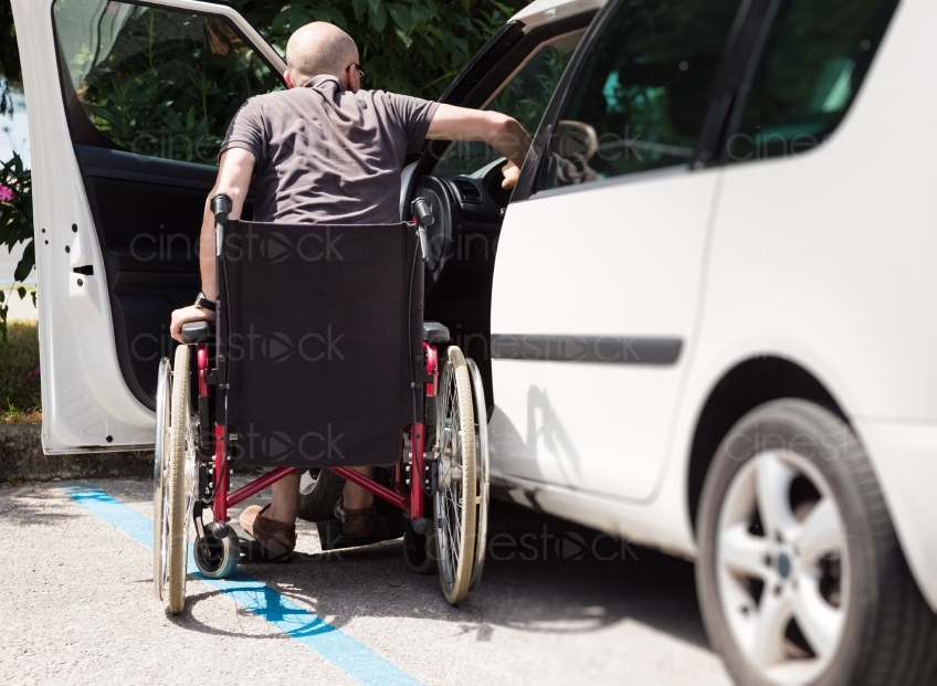 Mann im Rollstuhl will ins Auto 20140709-5111 