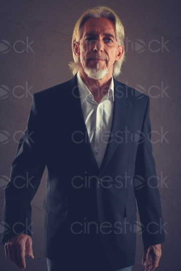 Mann in Anzug vor neutralem Hintergrund 20160809-0025 