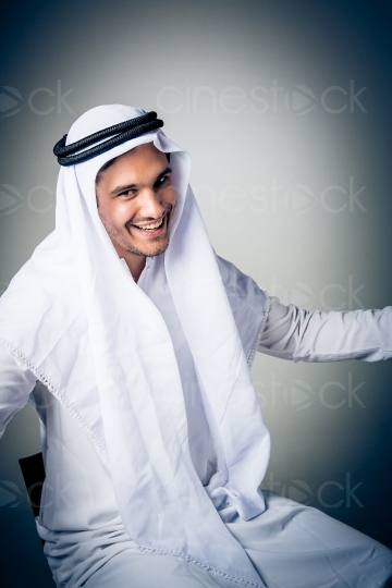 Mann in Arabischem Gewand 20140427-0374