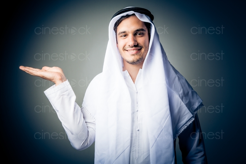 Mann in Arabischem Gewand 20140427-0454