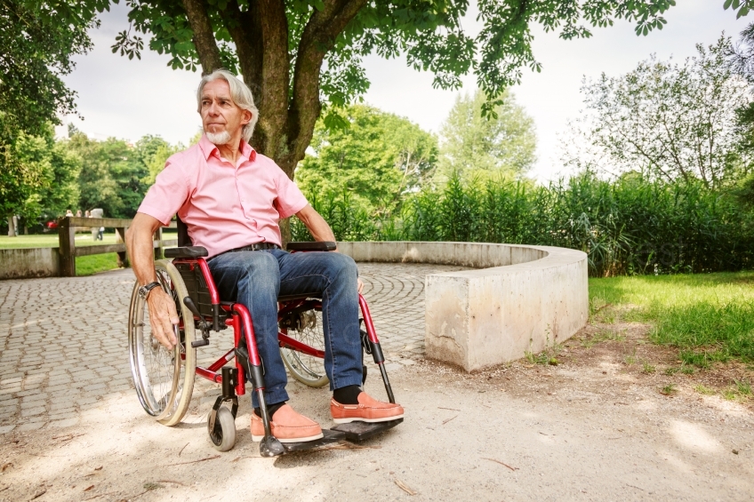 Mann in Rollstuhl in Park 20160725-0354 