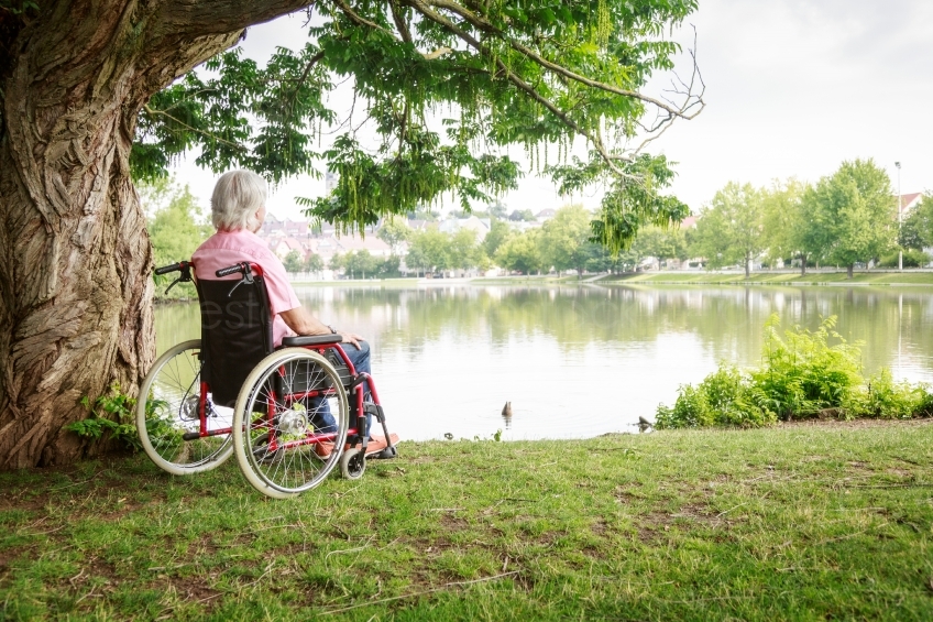 Mann in Rollstuhl mit Ausblick über See 20160725-0097