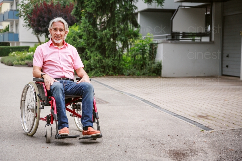 Mann in Rollstuhl vor Einfahrt 20160725-0520