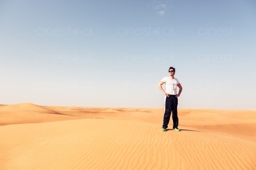 Mann in Wüste 20140313-1594