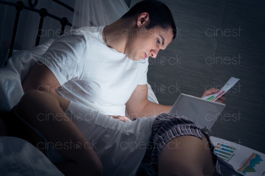 Mann ist wach im Bett mit Laptop 20121130-462