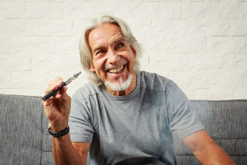 Mann lachend mit E-Zigarette 20160809-0571 