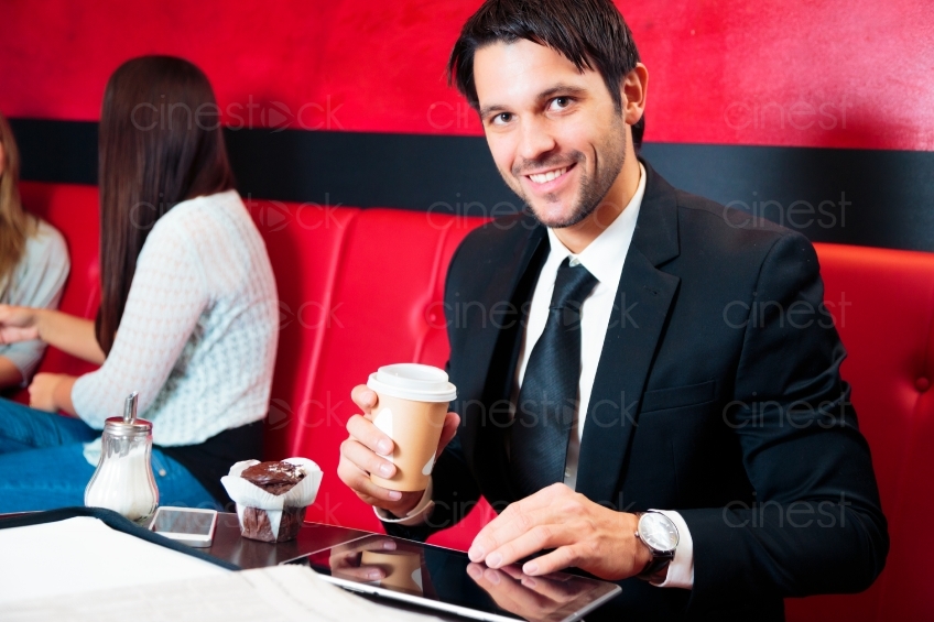 Mann lächelt im Café in Kamera 20121117-138