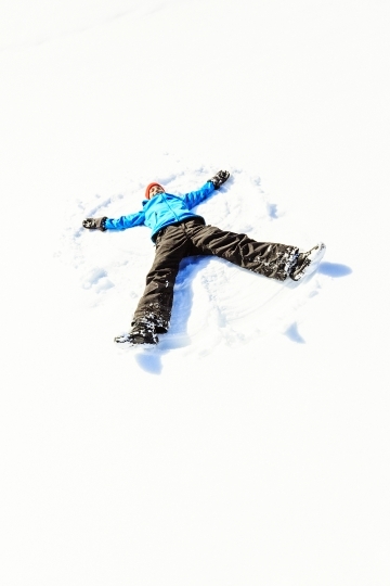 Mann liegt im Schnee 20130316