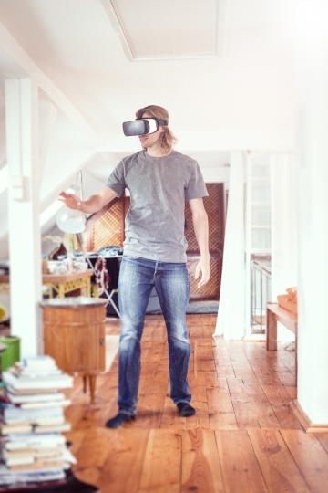 Mann läuft mit VR-Brille durch die Wohnung 20160810