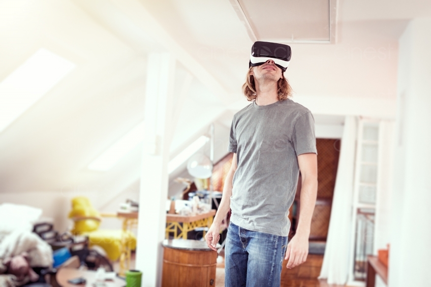 Mann läuft mit VR-Brille durch die Wohnung 20160810