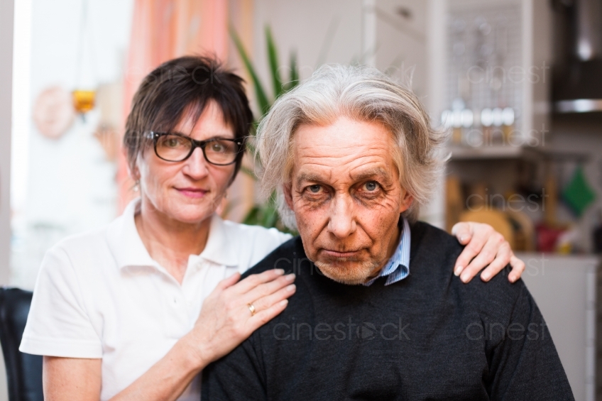 Mann mit Altenpflegerin 20140120-0696