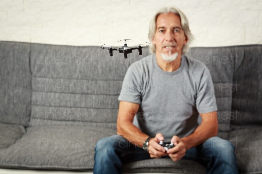 Mann mit Drohne auf Sofa 20160809-0408