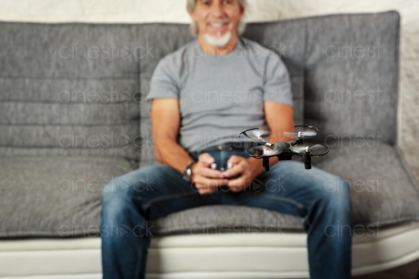 Mann mit Drohne im Wohnzimmer 20160809-0385