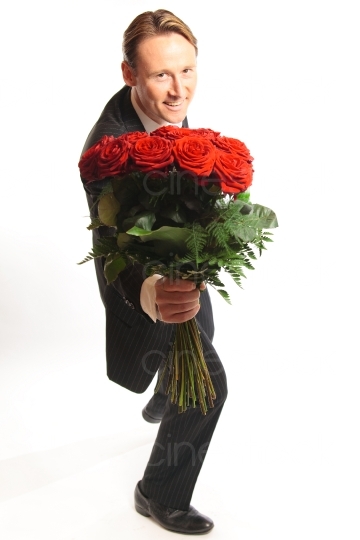 Mann mit einem Strauß Rosen 20091212_0205