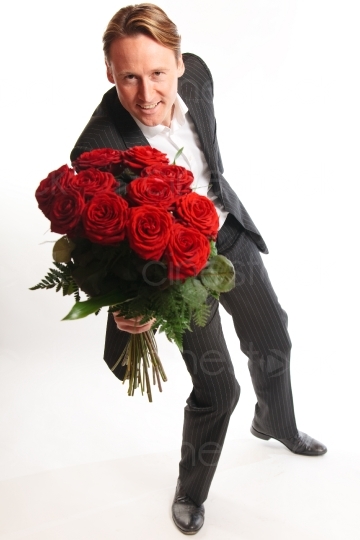 Mann mit einem Strauß Rosen 20091212_0208