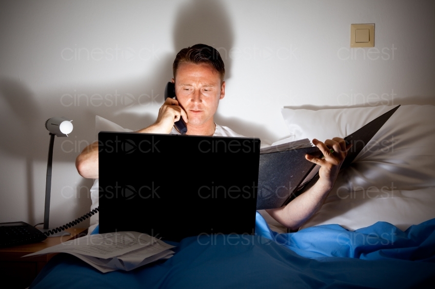Mann mit Laptop im Bett 20090502_0028