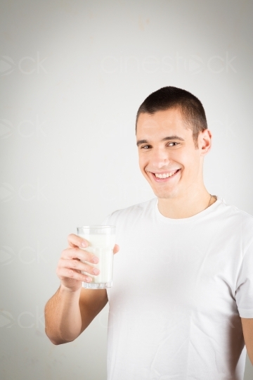 Mann mit Milchglas 20121130-573