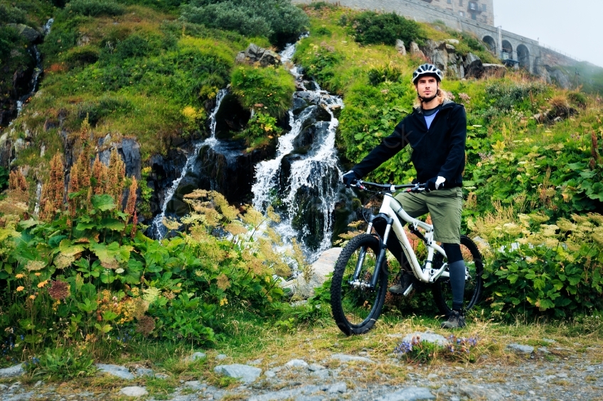 Mann mit Mountainbike vor Abhang 20150817-0373 