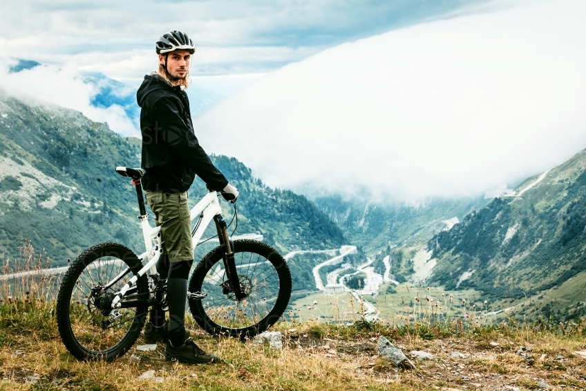 Mann mit Mountainbike vor Bergpanorama 20150817-0400 