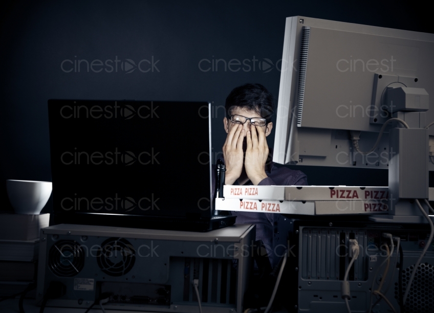 Mann mit Pizza am Rechner 20100620_0258