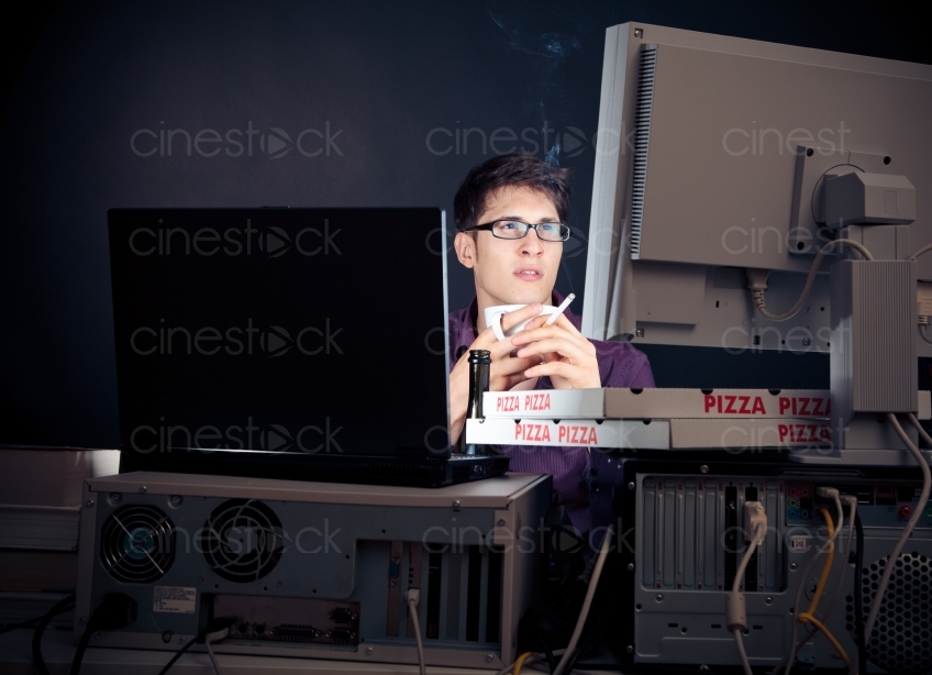 Mann mit Pizza am Rechner 20100620_0267 