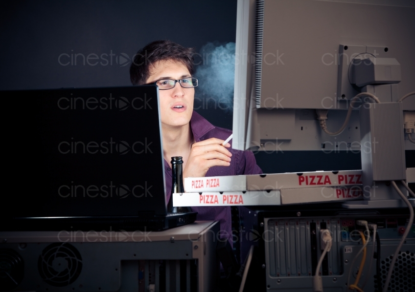 Mann mit Pizza am Rechner 20100620_0270