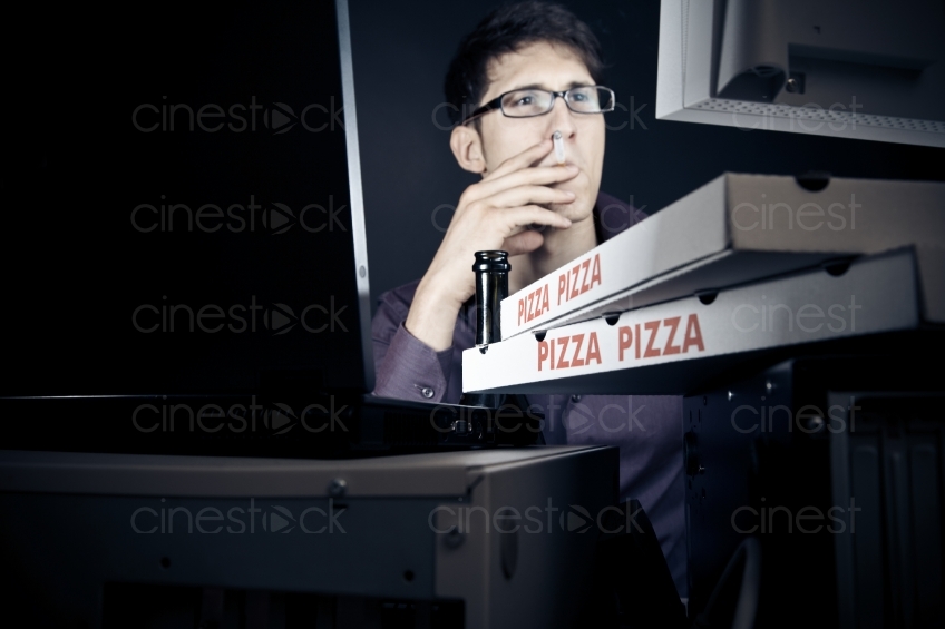 Mann mit Pizza am Rechner 20100620_0277