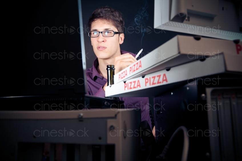 Mann mit Pizza am Rechner 20100620_0279