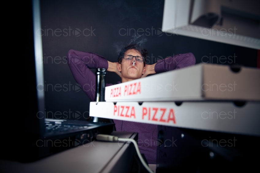 Mann mit Pizza am Rechner 20100620_0283