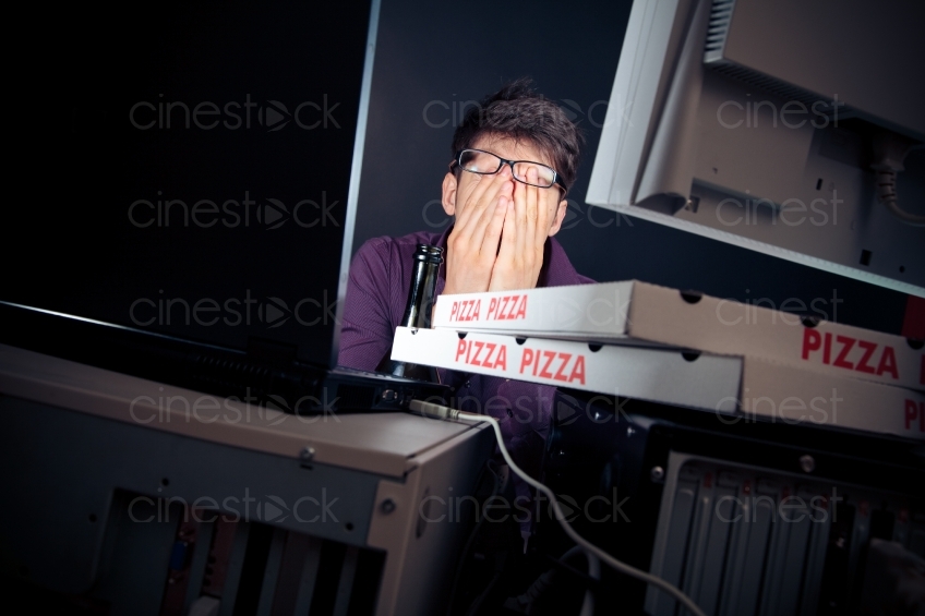 Mann mit Pizza am Rechner 20100620_0289