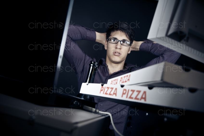 Mann mit Pizza am Rechner 20100620_0304