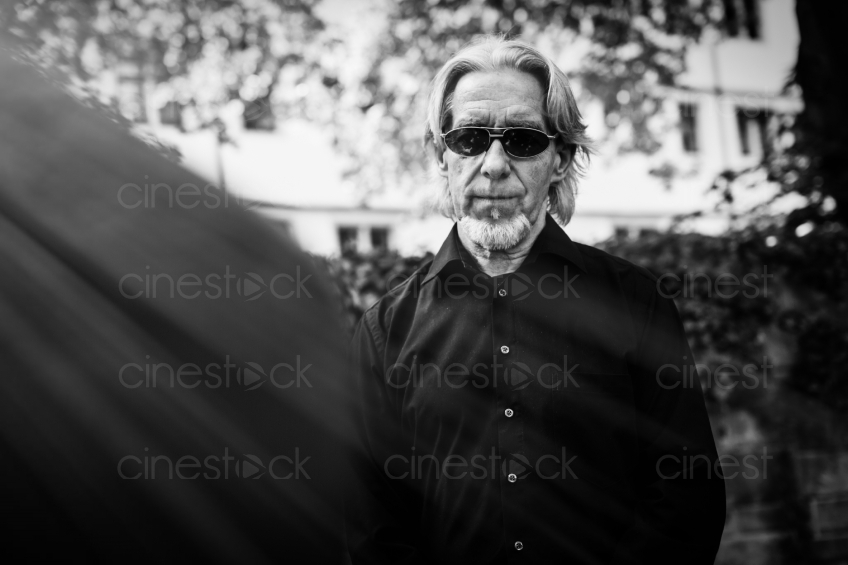 Mann mit schwarzem Hemd und Sonnenbrille s/w 20160518