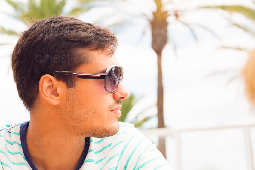Mann mit Sonennbrille unter Palmen 20130911-mallorca-0180