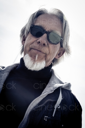 Mann mit Sonnenbrille 20150429-0028