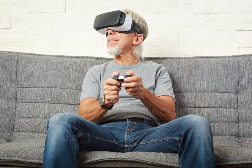Mann mit VR Brille spielt mit Fernsteuerung 20160809-0333 