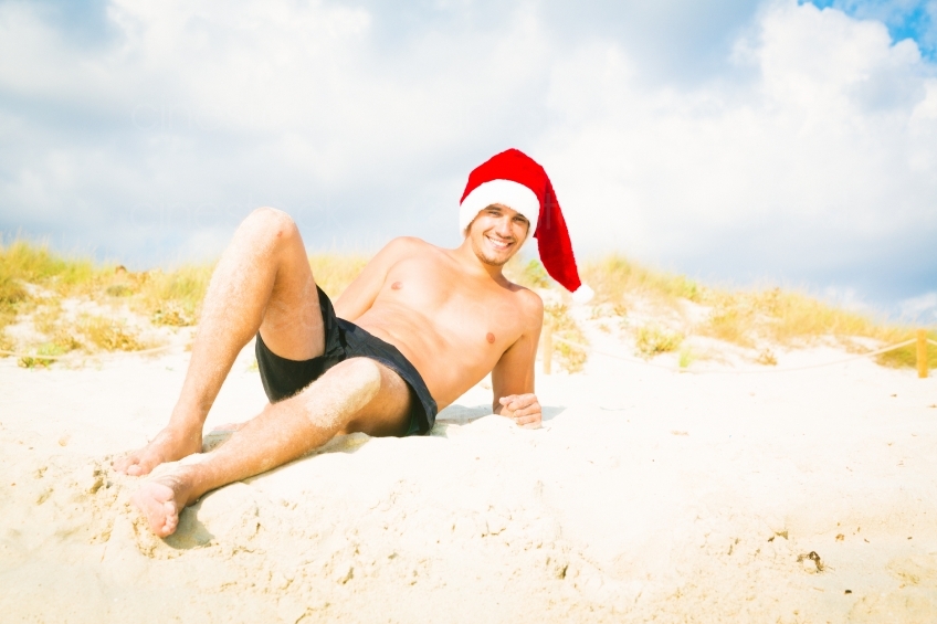 Mann mit Weihnachtsmütze am Strand 20130911-mallorca-3697