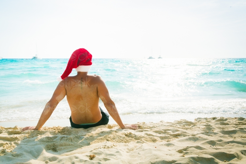 Mann mit Weihnachtsmütze am Strand 20130911-mallorca-3720