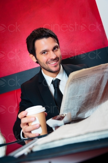 Mann mit Zeitung, Kaffee und Muffin 20121117-132
