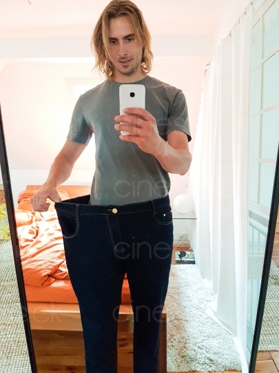 Mann mit zu großer Jeans macht ein Bild vor dem Spiegel 20160810_121814 